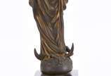 Nossa Senhora da Conceição - Imagem de bronze c... - Nossa Senhora da Conceição - Imagem de bronze com a meia lua e a serpente a seus pés e coroa de 12 estrelas, sobre pedestal com pequeno relicári...