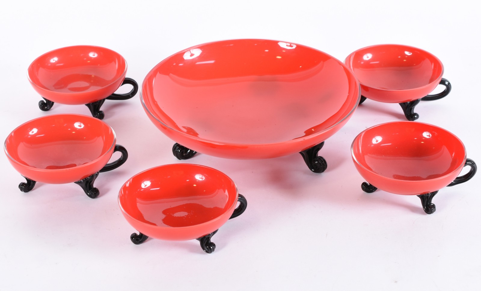 Serviço de sobremesa de vidro vermelho com alças pretas composto de... - foto 1 de 4