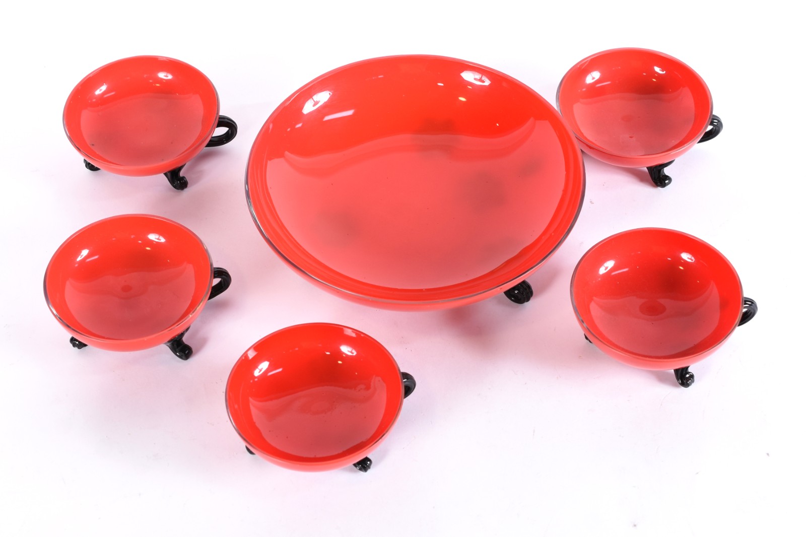 Serviço de sobremesa de vidro vermelho com alças pretas composto de... - foto 2 de 4