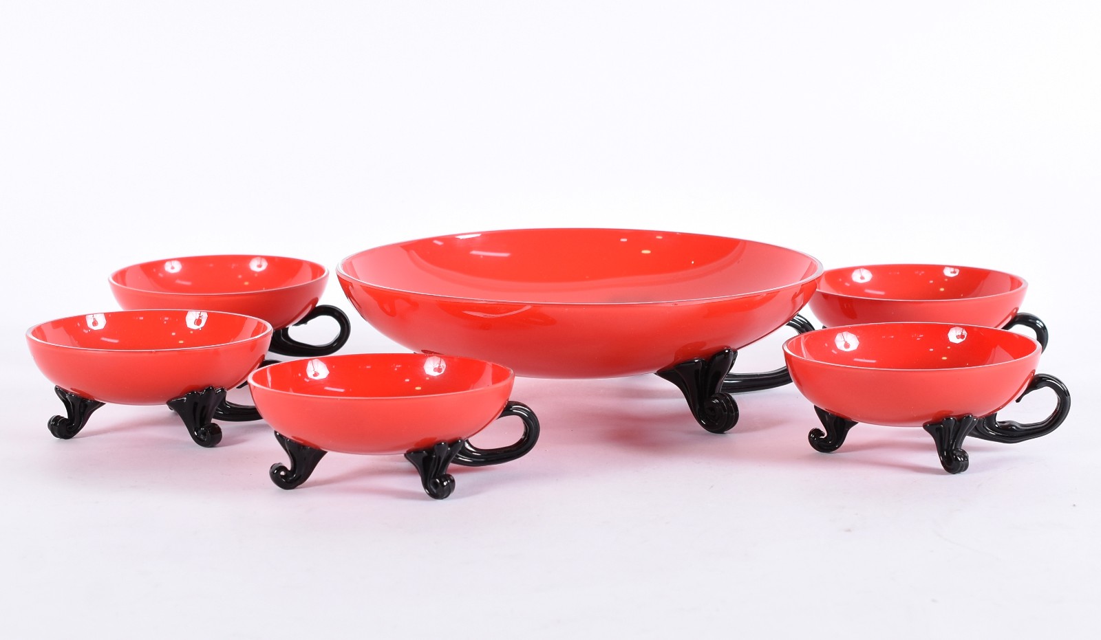 Serviço de sobremesa de vidro vermelho com alças pretas composto de... - foto 3 de 4