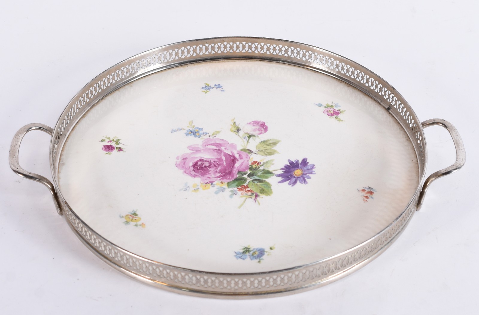 Bandeja redonda de porcelana com pequenas flores em policromia, alças... - foto 1 de 5
