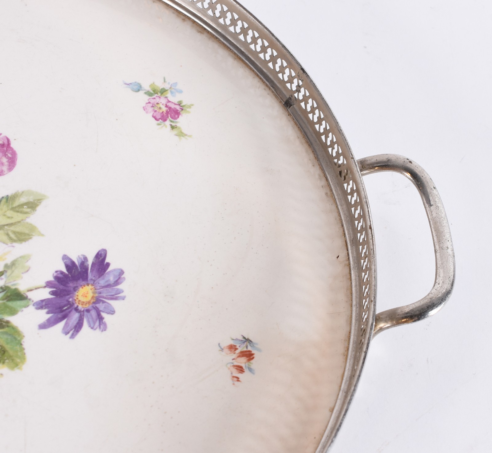 Bandeja redonda de porcelana com pequenas flores em policromia, alças... - foto 5 de 5