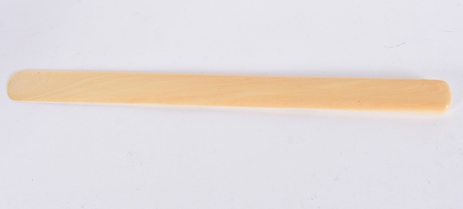 Abridor para cartas na forma de espátula de marfim com monograma de... - foto 4 de 5