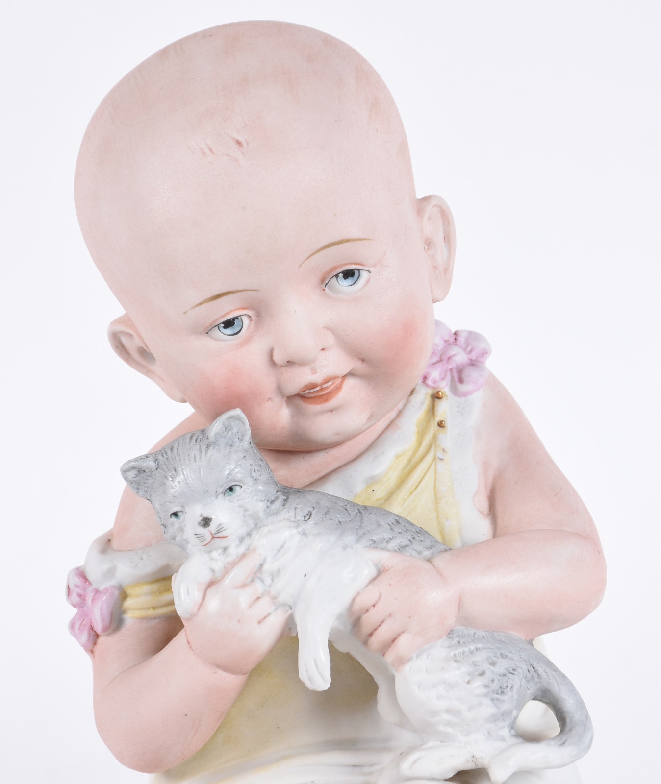 Escultura representando "Bebê com gatinho" de biscuit alemão... - foto 2 de 6