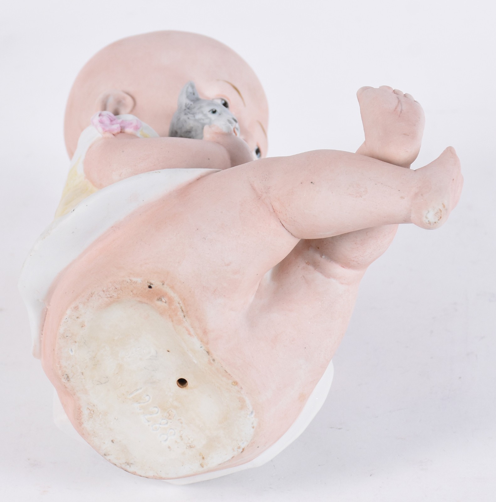 Escultura representando "Bebê com gatinho" de biscuit alemão... - foto 5 de 6