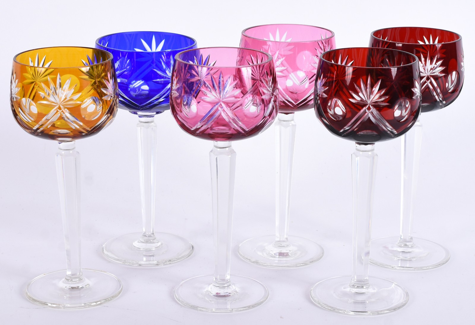 Seis taças para vinho de cristal doublé lapidado em diversas cores (o... - foto 1 de 4