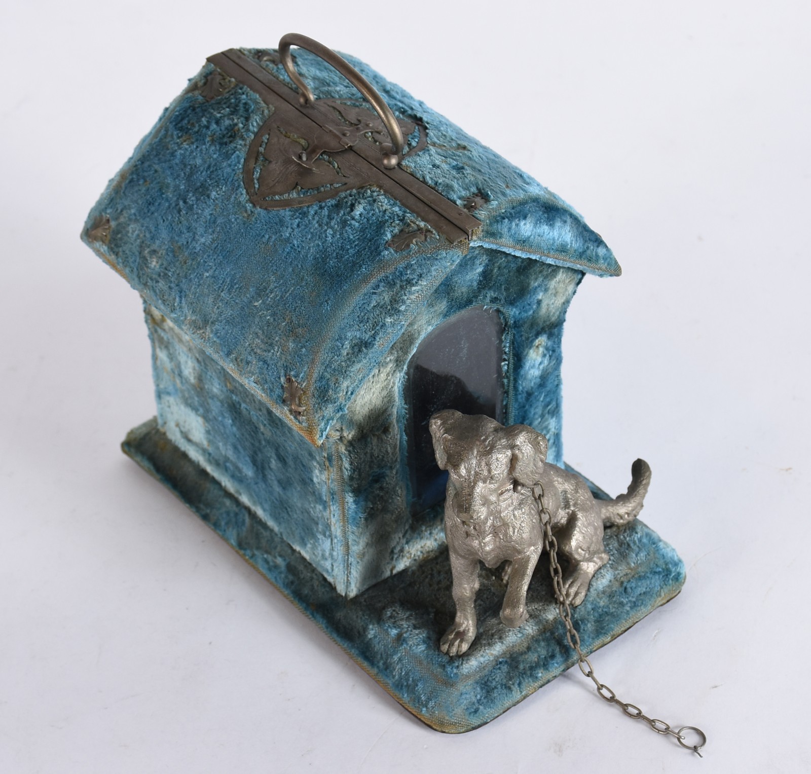 Antiga caixa de costura feitio "casinha com cachorro na porta", metal... - foto 2 de 11