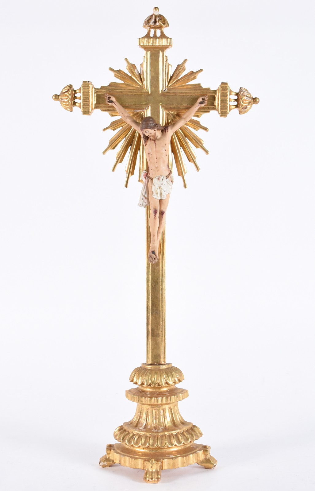 Crucifixo de madeira dourada com figura de Cristo ricamente entalhada... - foto 2 de 6
