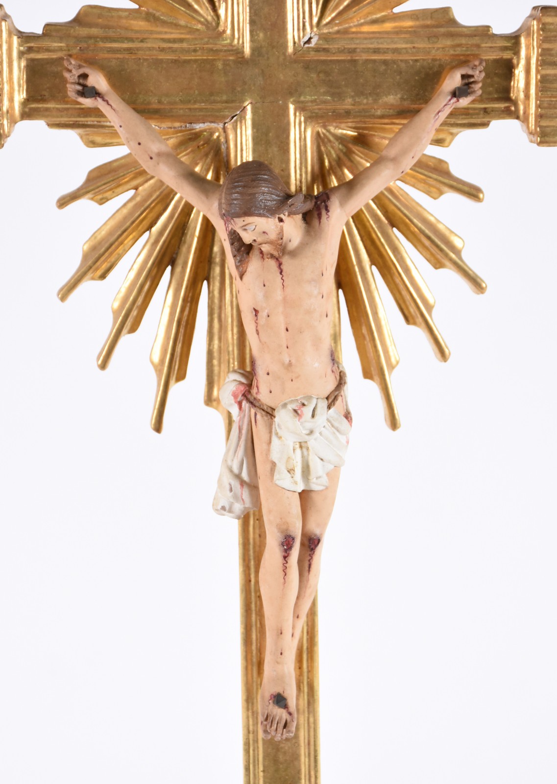 Crucifixo de madeira dourada com figura de Cristo ricamente entalhada... - foto 3 de 6