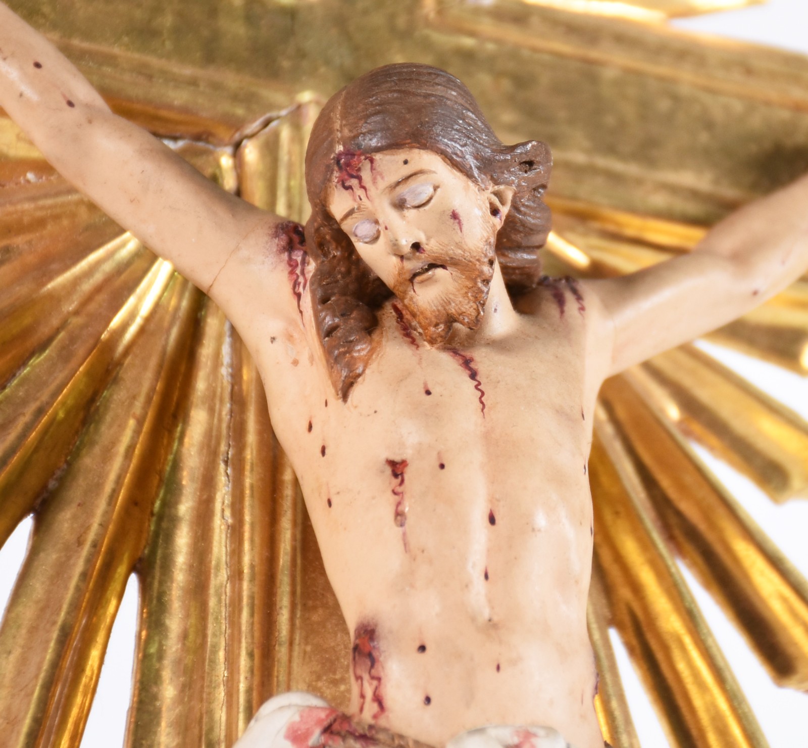Crucifixo de madeira dourada com figura de Cristo ricamente entalhada... - foto 1 de 6