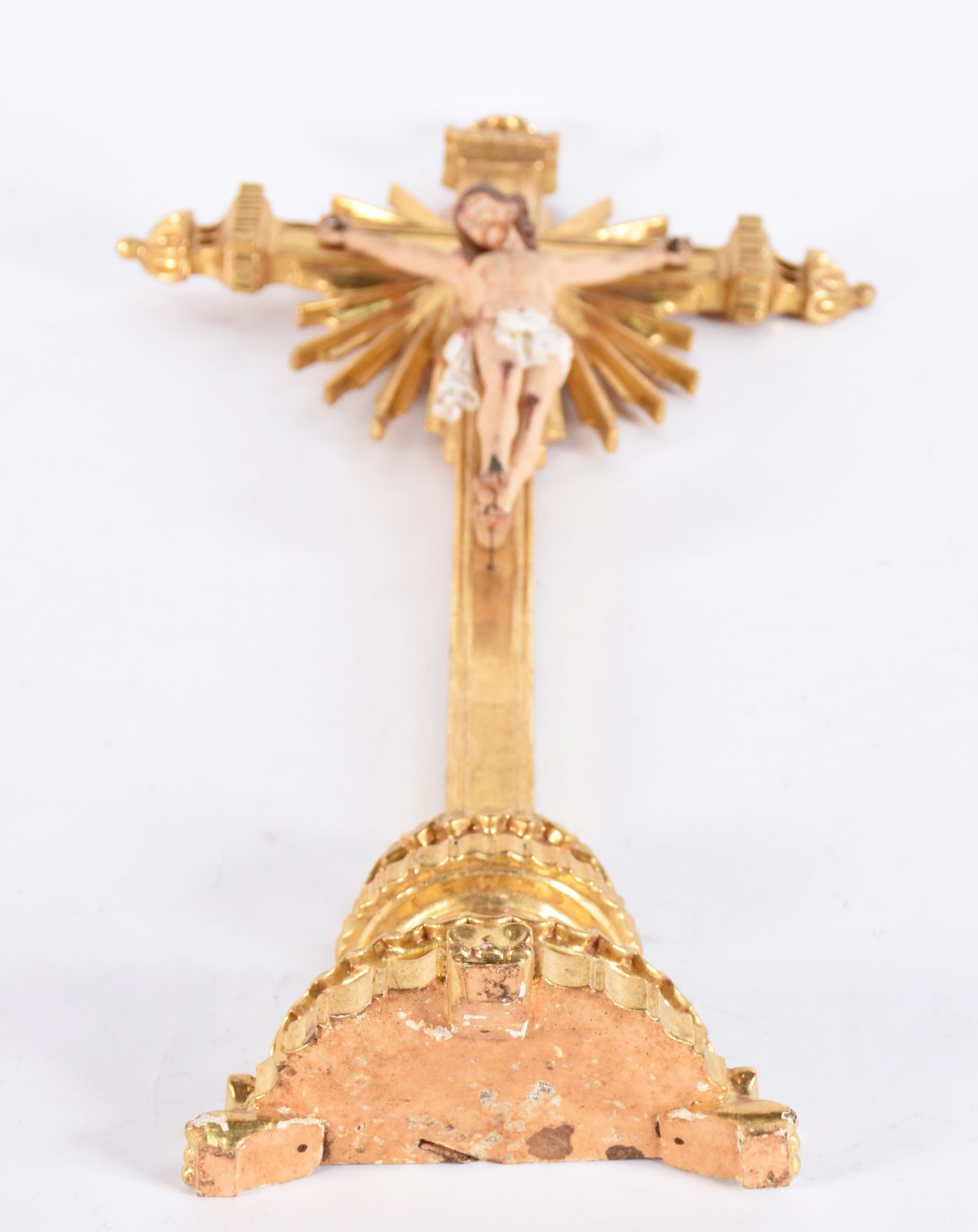 Crucifixo de madeira dourada com figura de Cristo ricamente entalhada... - foto 6 de 6