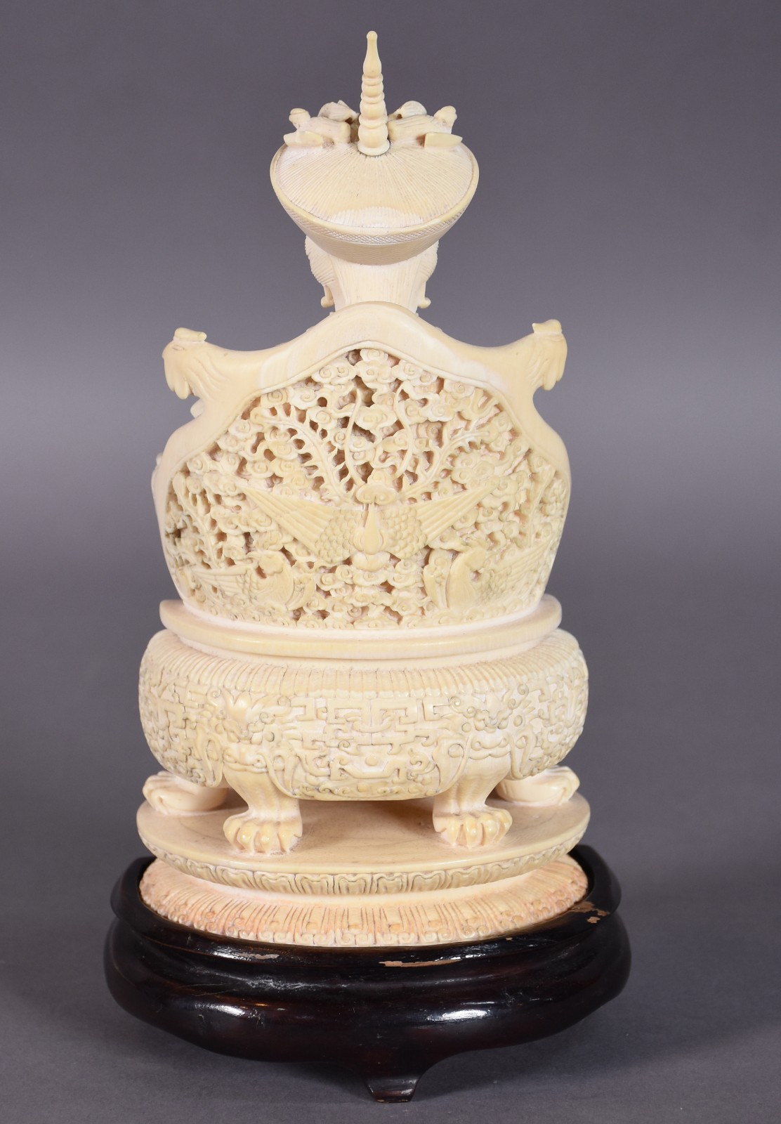 Belíssima escultura de marfim chines representando Imperatriz. Roupas... - foto 4 de 7