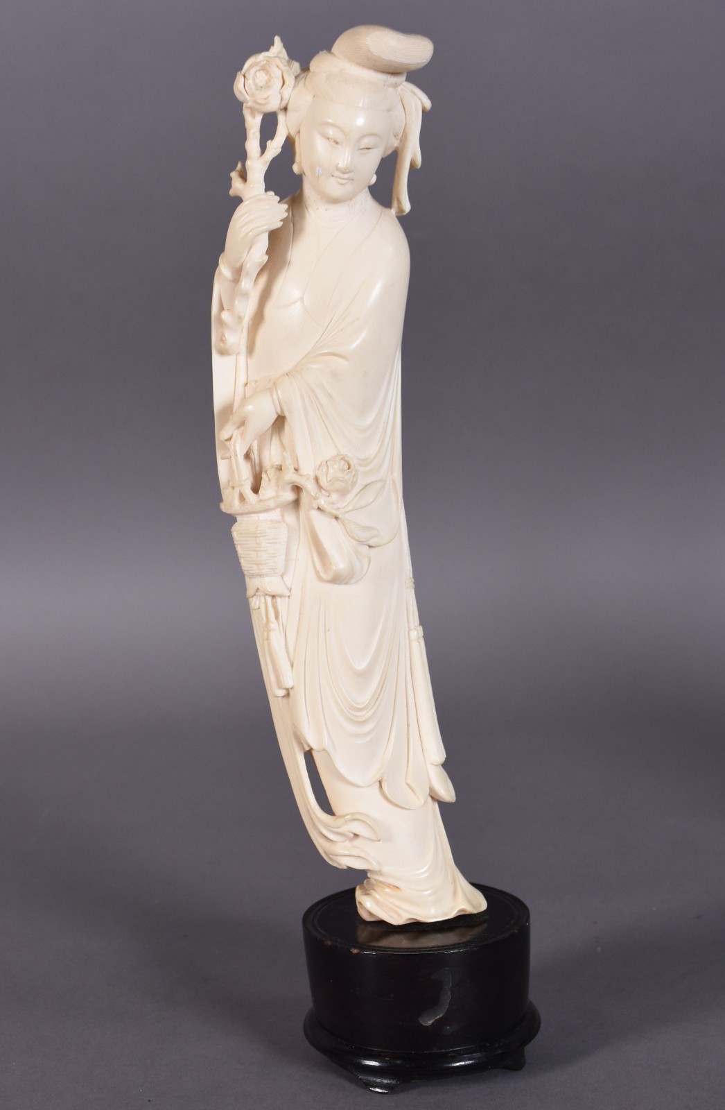 Escultura de marfim representando Gueixa com flores, base de madeira. - foto 1 de 3