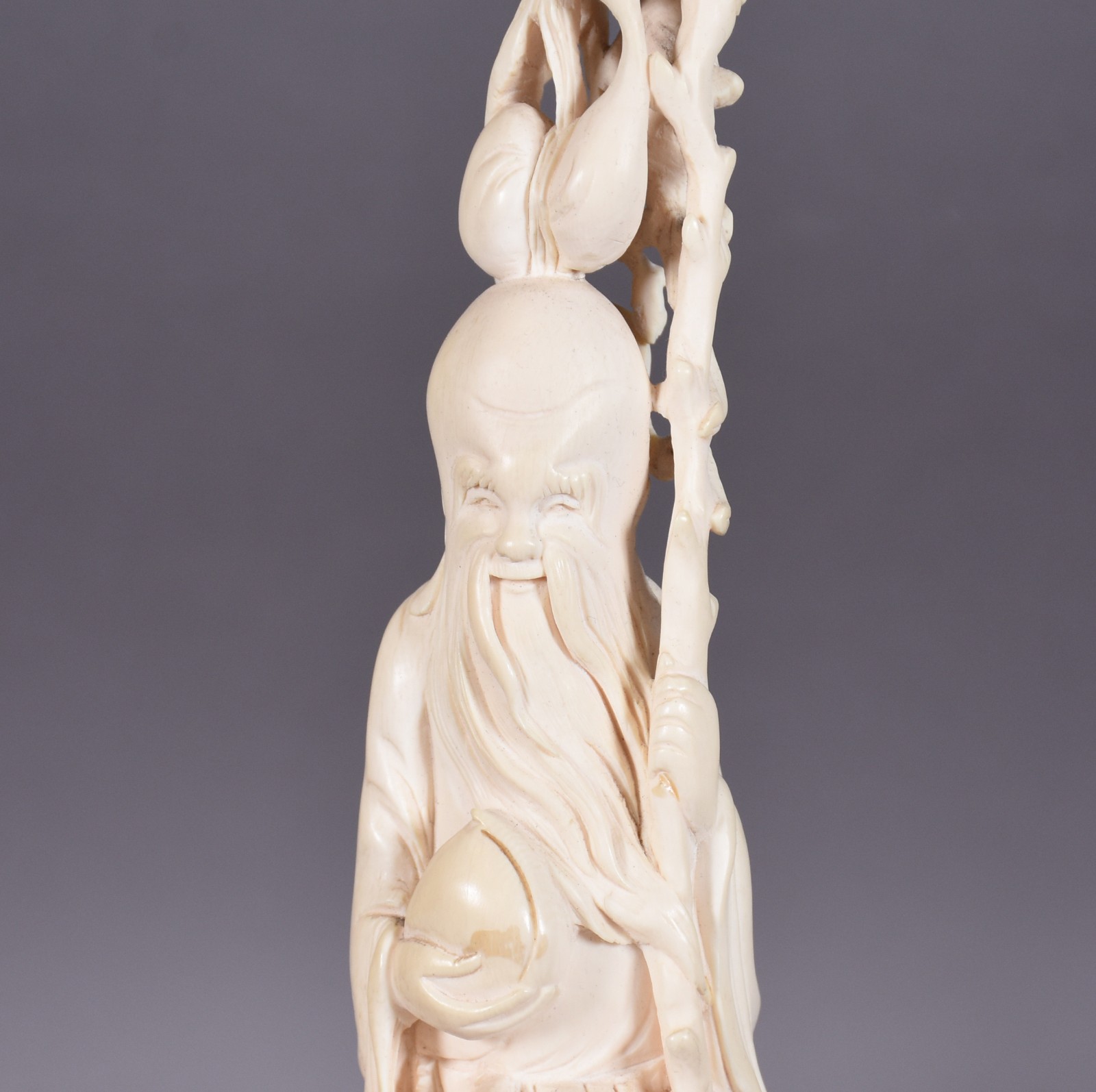 Escultura de marfim representando sábio com cajado e pêssego, fruto... - foto 2 de 4