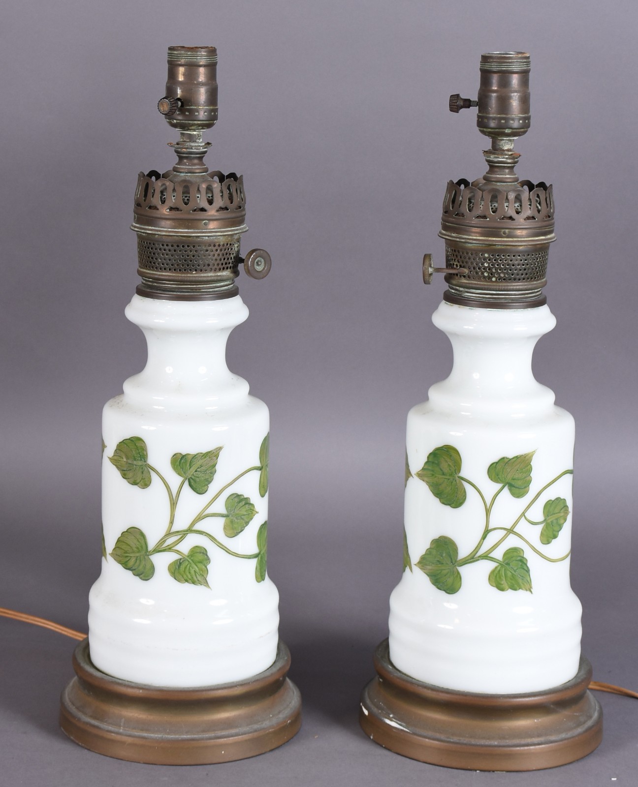 Par de abatjoures de opalina branca decorados com folhagens verdes... - foto 1 de 6