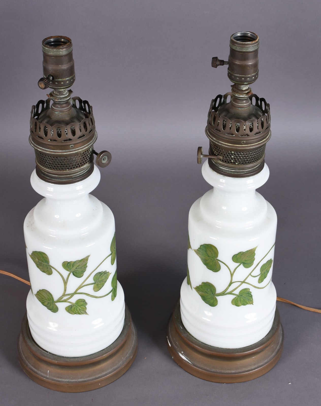 Par de abatjoures de opalina branca decorados com folhagens verdes... - foto 2 de 6