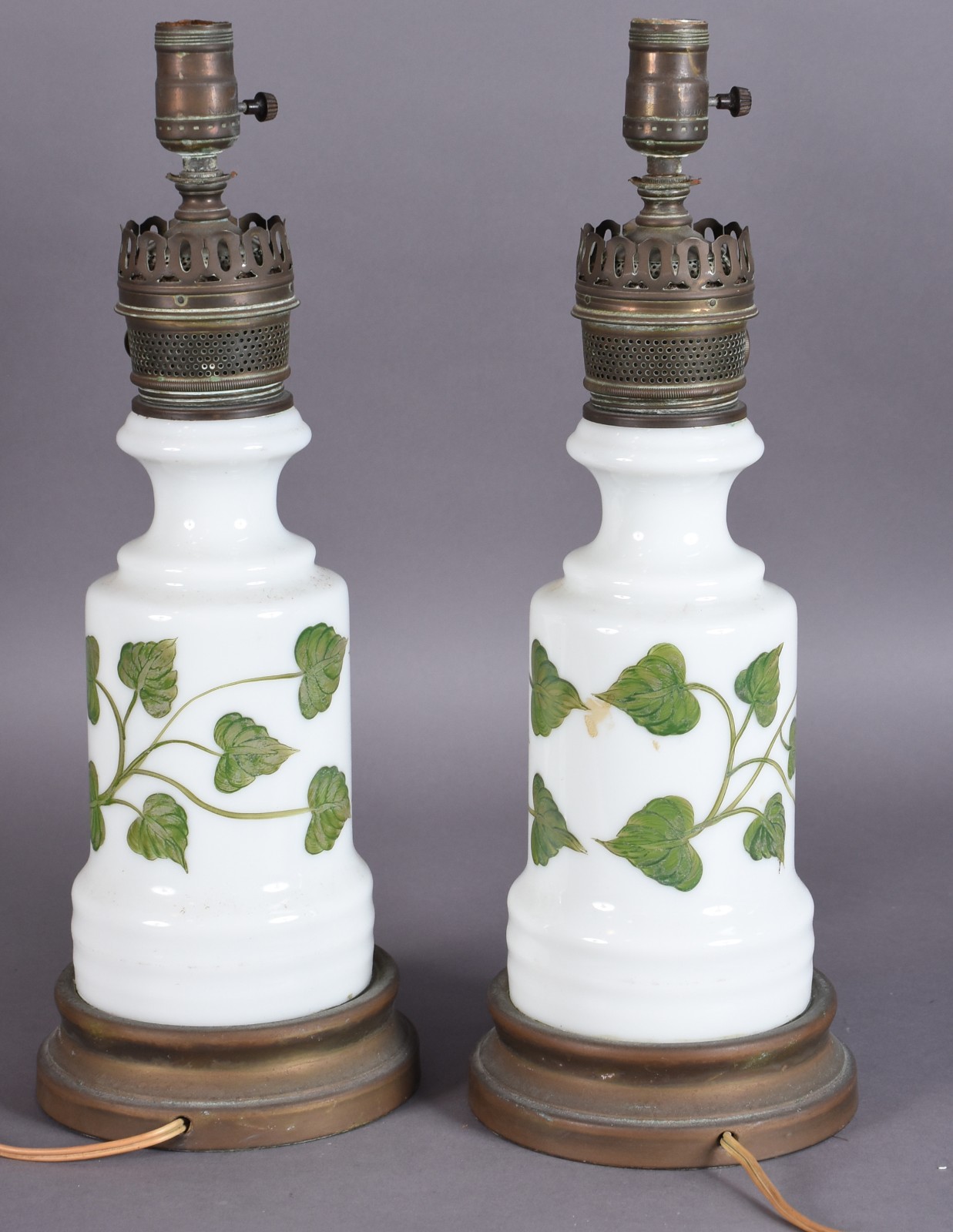 Par de abatjoures de opalina branca decorados com folhagens verdes... - foto 3 de 6