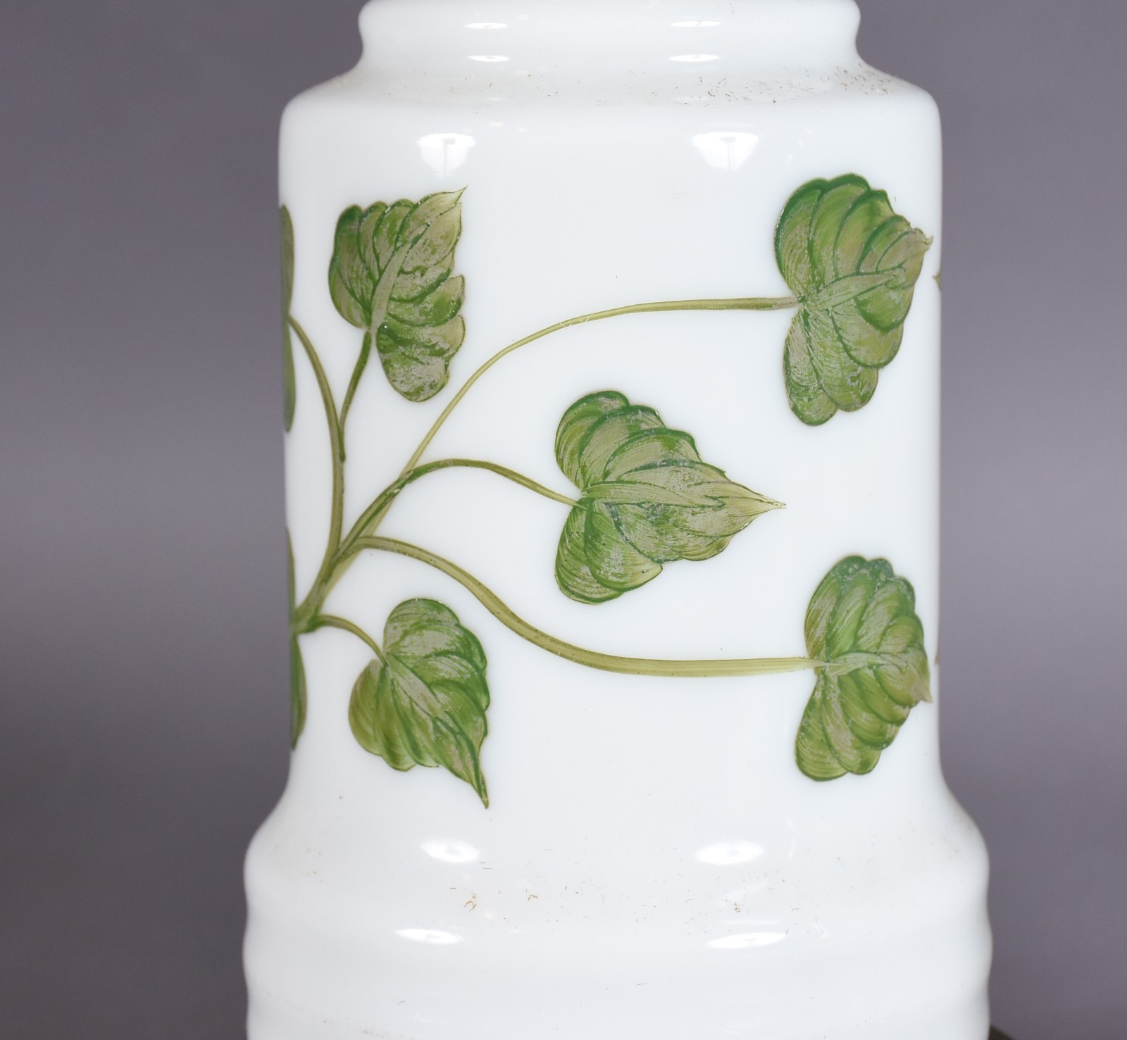 Par de abatjoures de opalina branca decorados com folhagens verdes... - foto 5 de 6