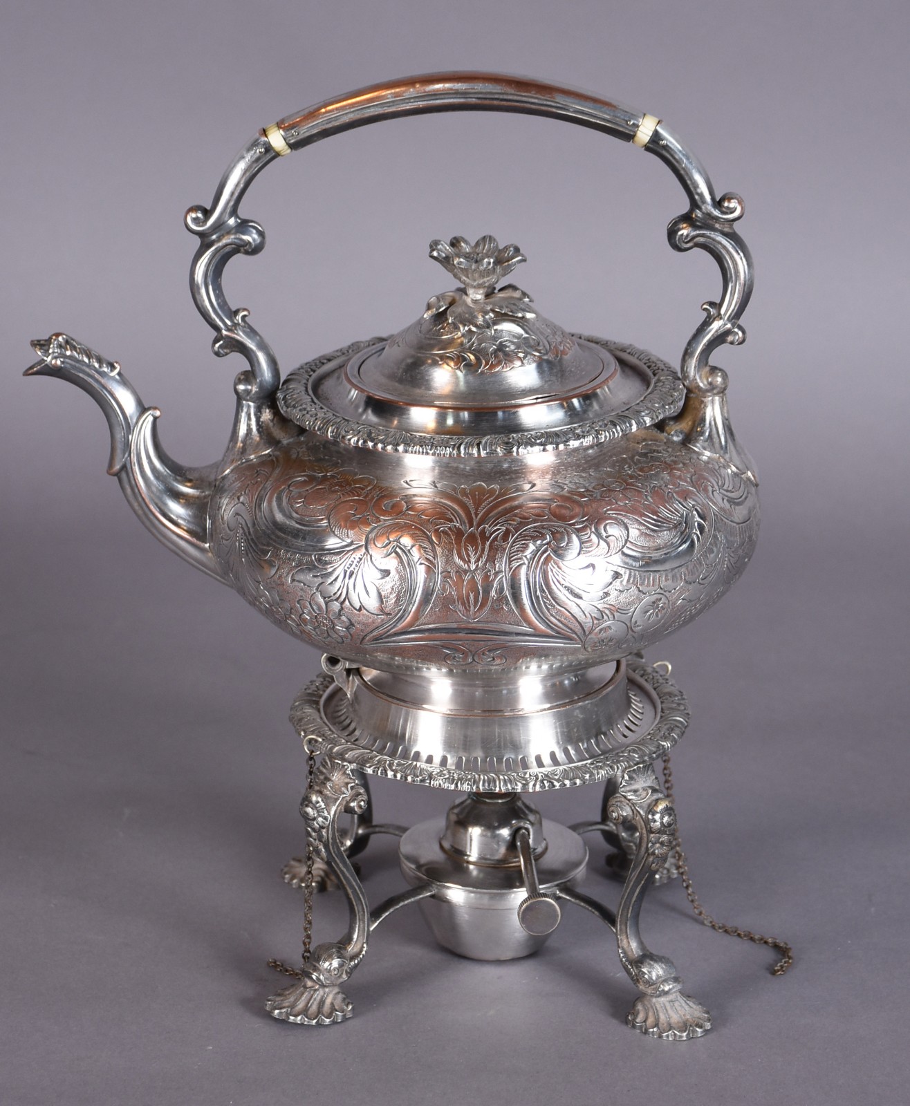 Elegante samovar de metal inglês ricamente cinzelado (metal com... - foto 1 de 7