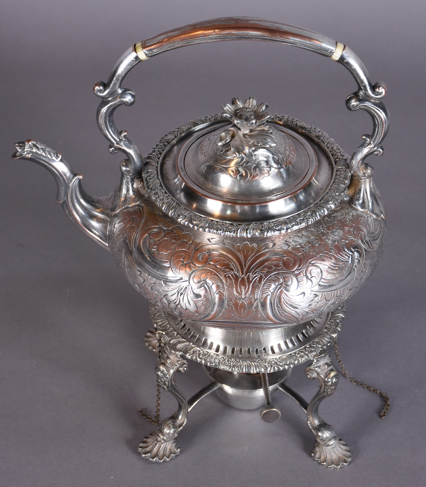 Elegante samovar de metal inglês ricamente cinzelado (metal com... - foto 2 de 7