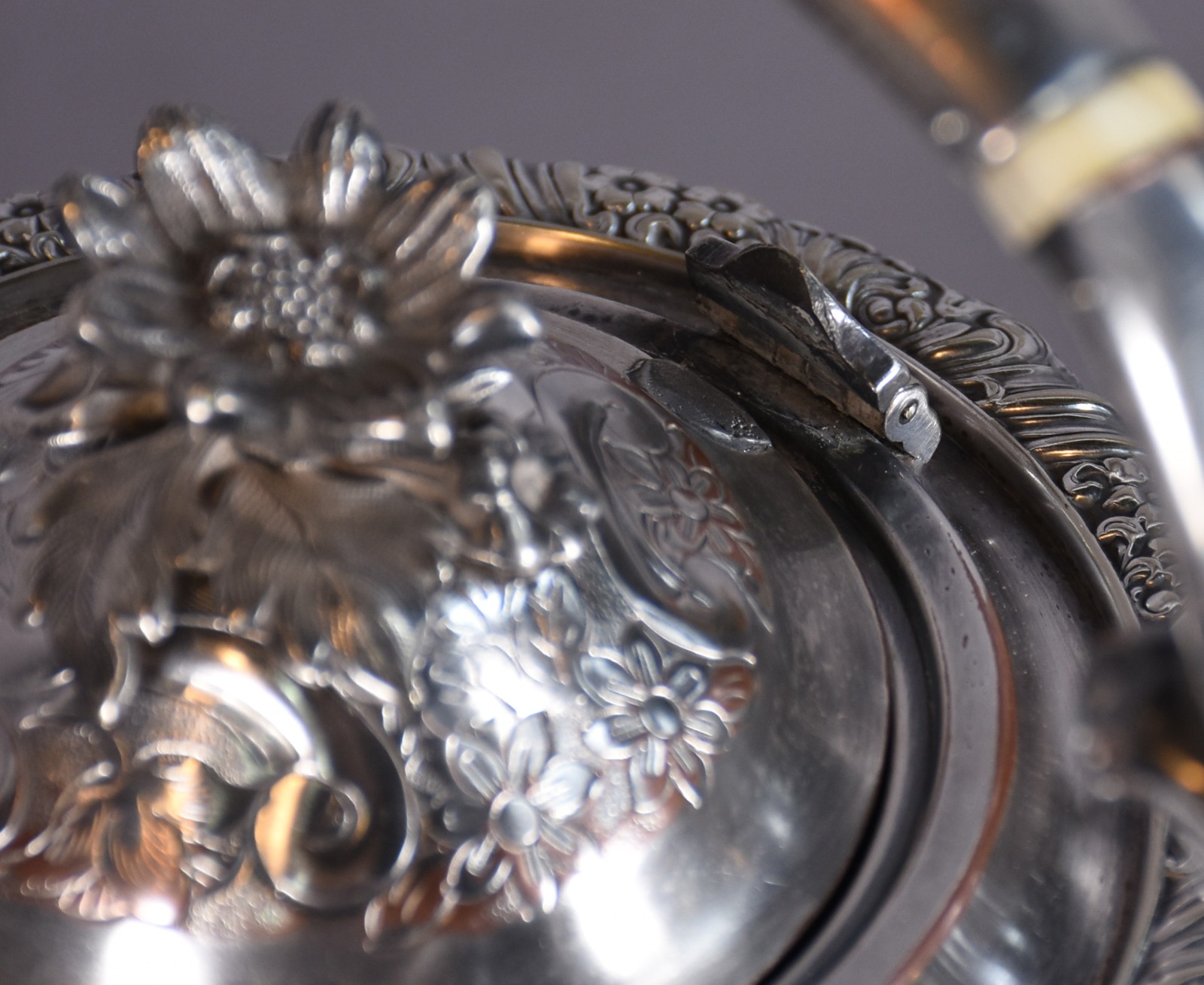 Elegante samovar de metal inglês ricamente cinzelado (metal com... - foto 3 de 7