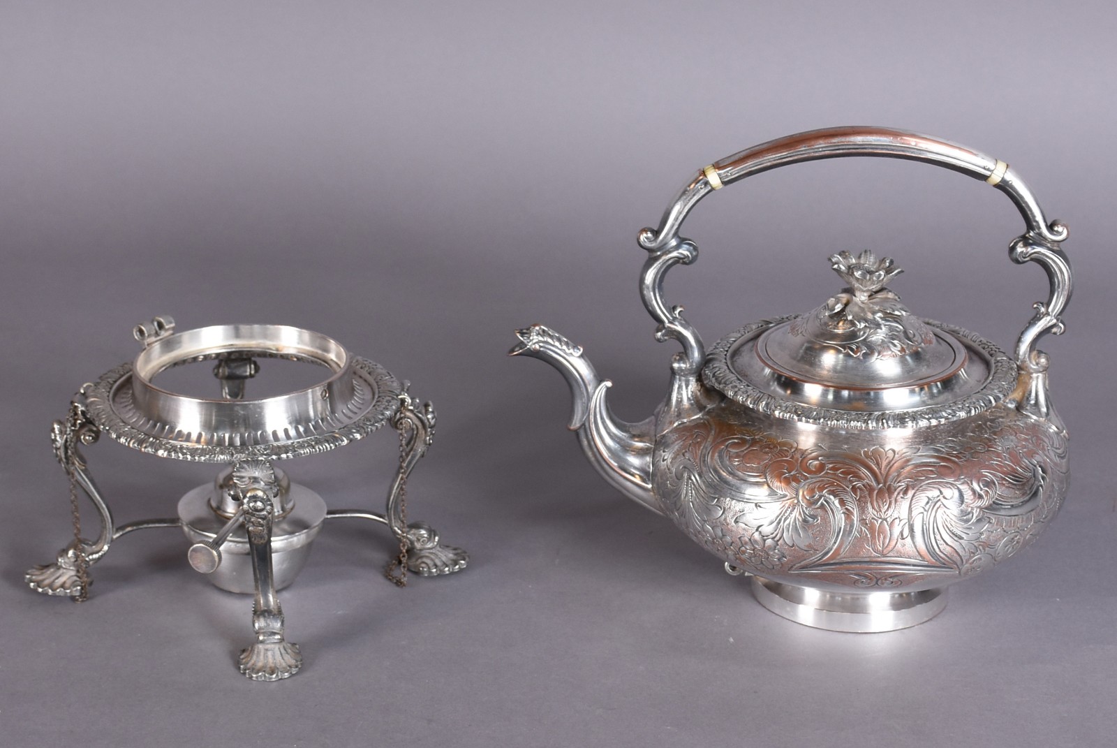 Elegante samovar de metal inglês ricamente cinzelado (metal com... - foto 4 de 7