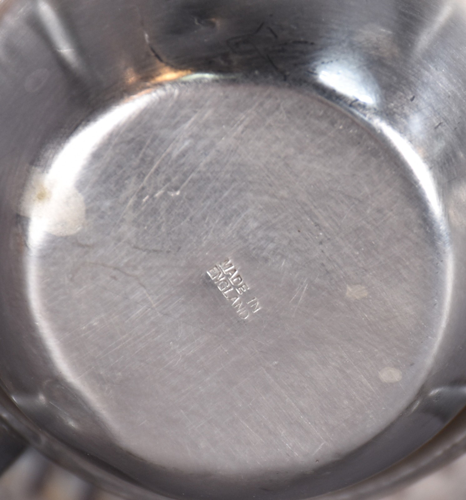 Elegante samovar de metal inglês ricamente cinzelado (metal com... - foto 5 de 7