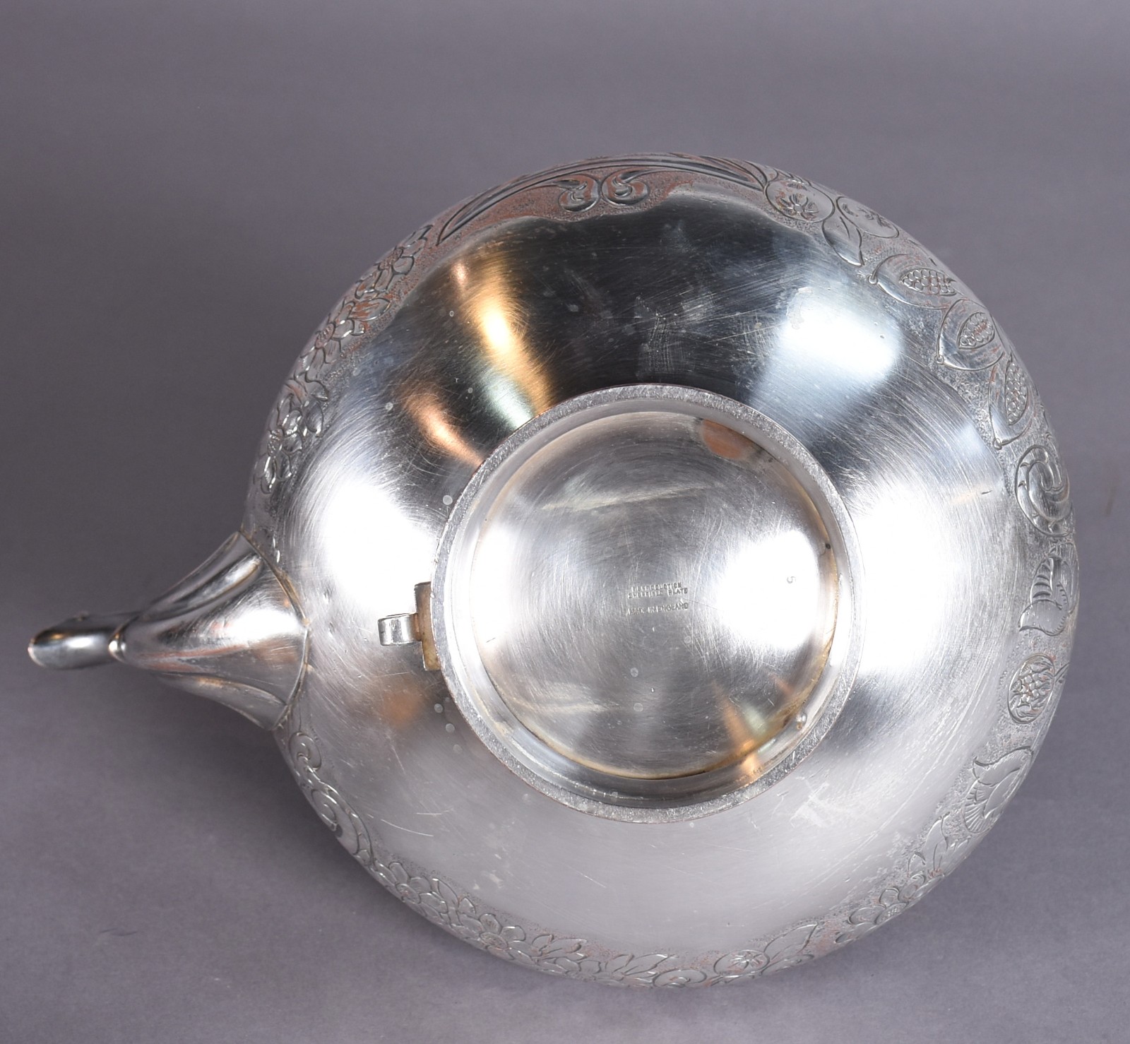 Elegante samovar de metal inglês ricamente cinzelado (metal com... - foto 7 de 7