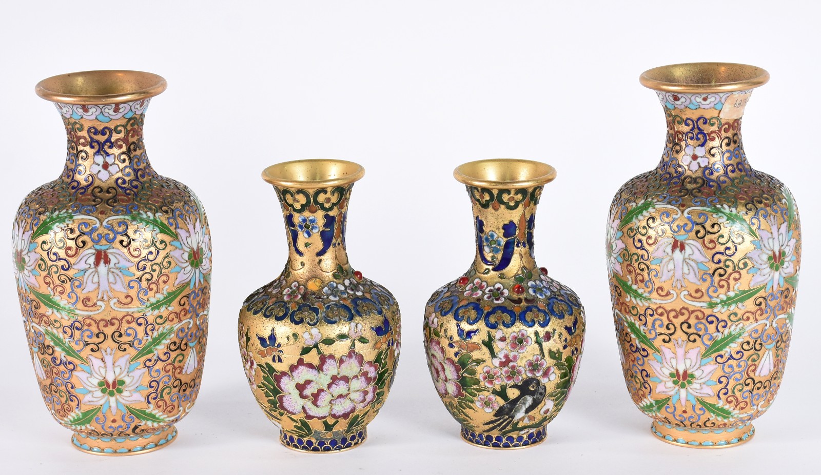 Dois pares de jarras de champlevé oriental, metal dourado e esmalte... - foto 2 de 4