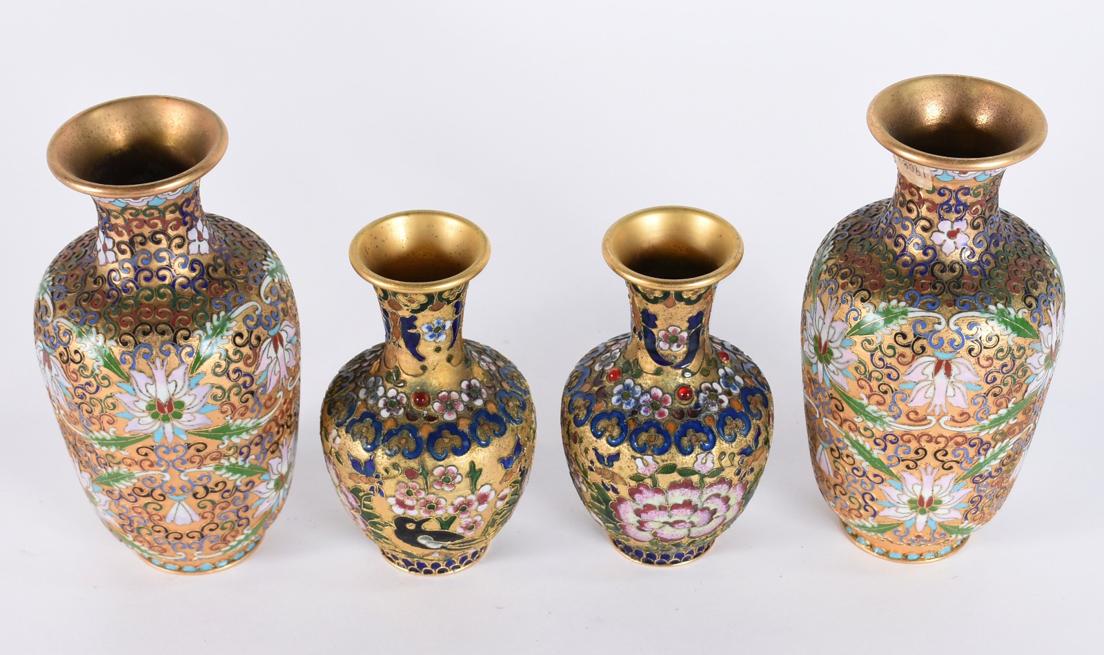 Dois pares de jarras de champlevé oriental, metal dourado e esmalte... - foto 3 de 4