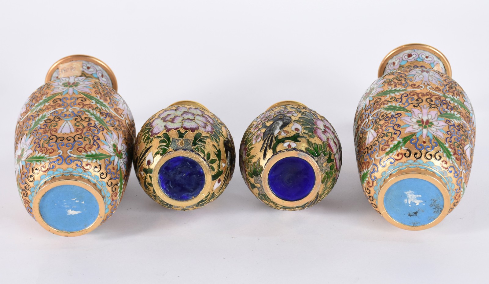 Dois pares de jarras de champlevé oriental, metal dourado e esmalte... - foto 4 de 4