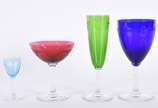 Saint Louis (1586),  - Conjunto Saint Louis composto de: 8 para vinho tinto (um azul e um rosa com bicado na borda), 5 para licor, 4 flutes, 2 taças de champagne diversas co