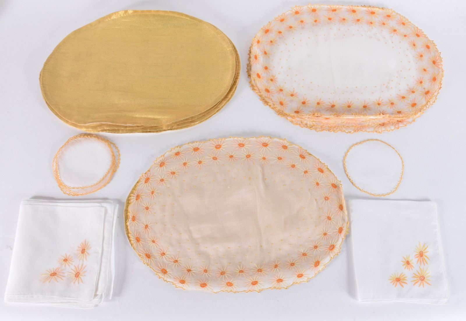 Serviço americano de organza bordada em tons de laranja e amarelo... - foto 1 de 4