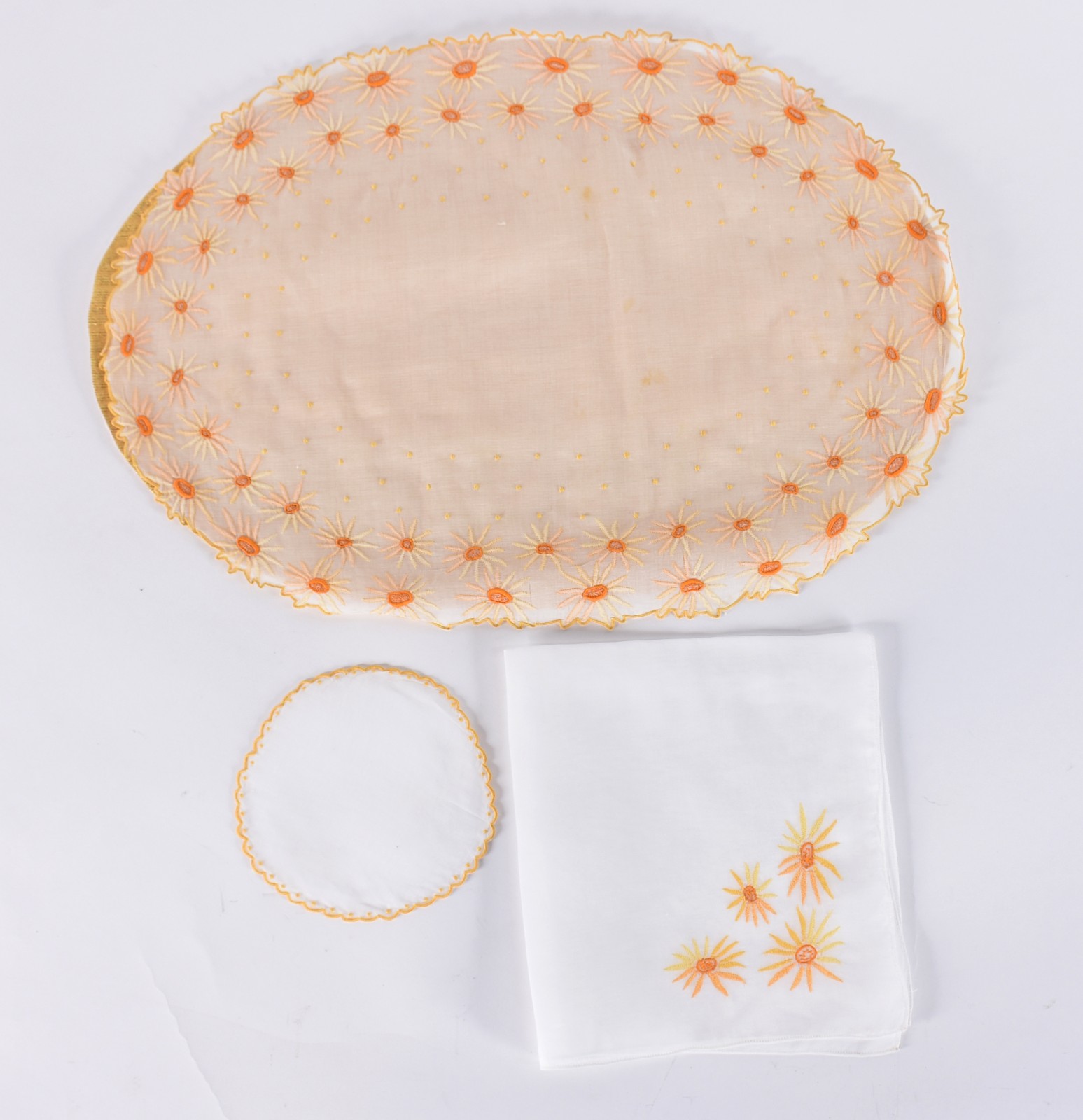 Serviço americano de organza bordada em tons de laranja e amarelo... - foto 2 de 4