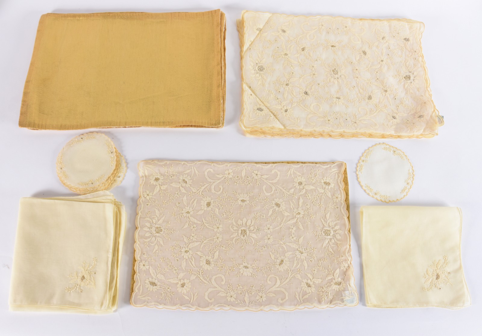 Serviço americano de organza bordada em tons de amarelo com dourado... - foto 1 de 4