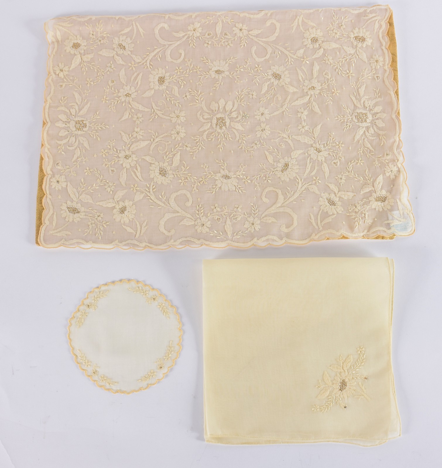Serviço americano de organza bordada em tons de amarelo com dourado... - foto 2 de 4