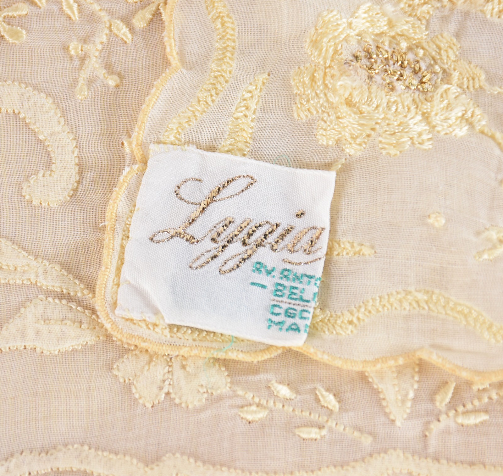 Serviço americano de organza bordada em tons de amarelo com dourado... - foto 3 de 4