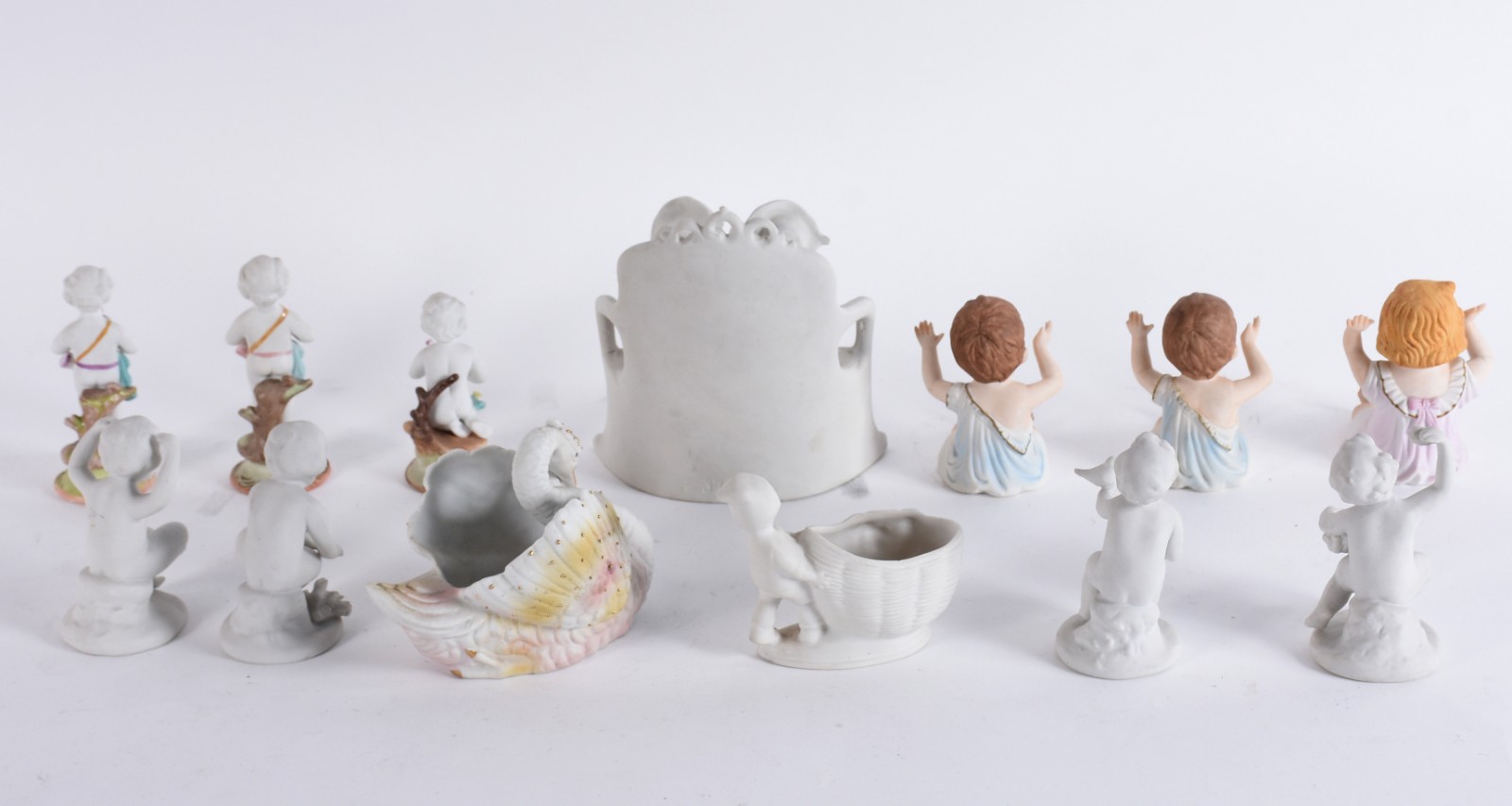 Diversas peças de biscuit, sendo: 11 figuras infantis, casal, cisne... - foto 4 de 7