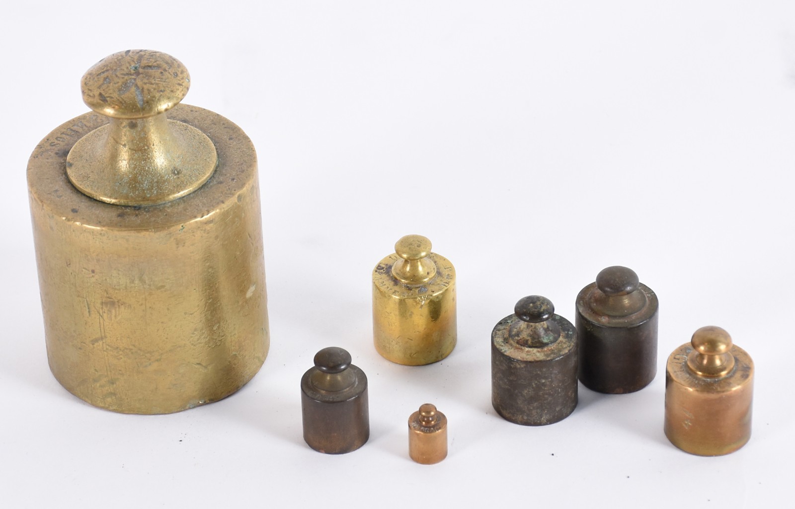 Balança com dois pratos de metal dourado, acompanham conjuntos de... - foto 6 de 6