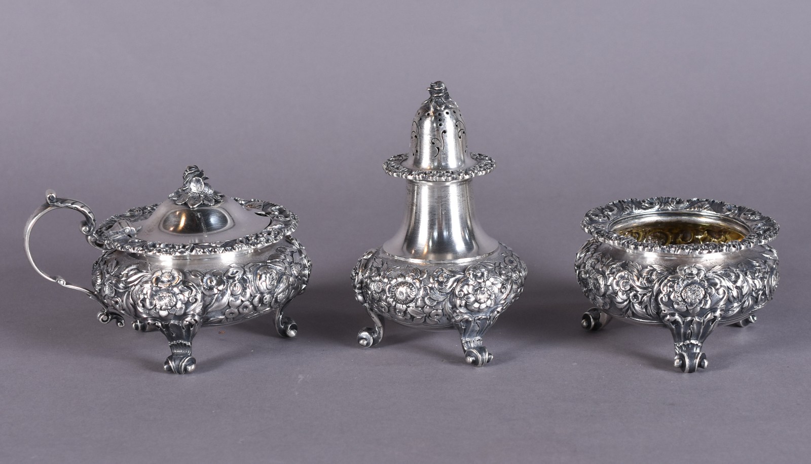 Conjunto com três peças de prata inglesa para condimentos, ricamente... - foto 1 de 6