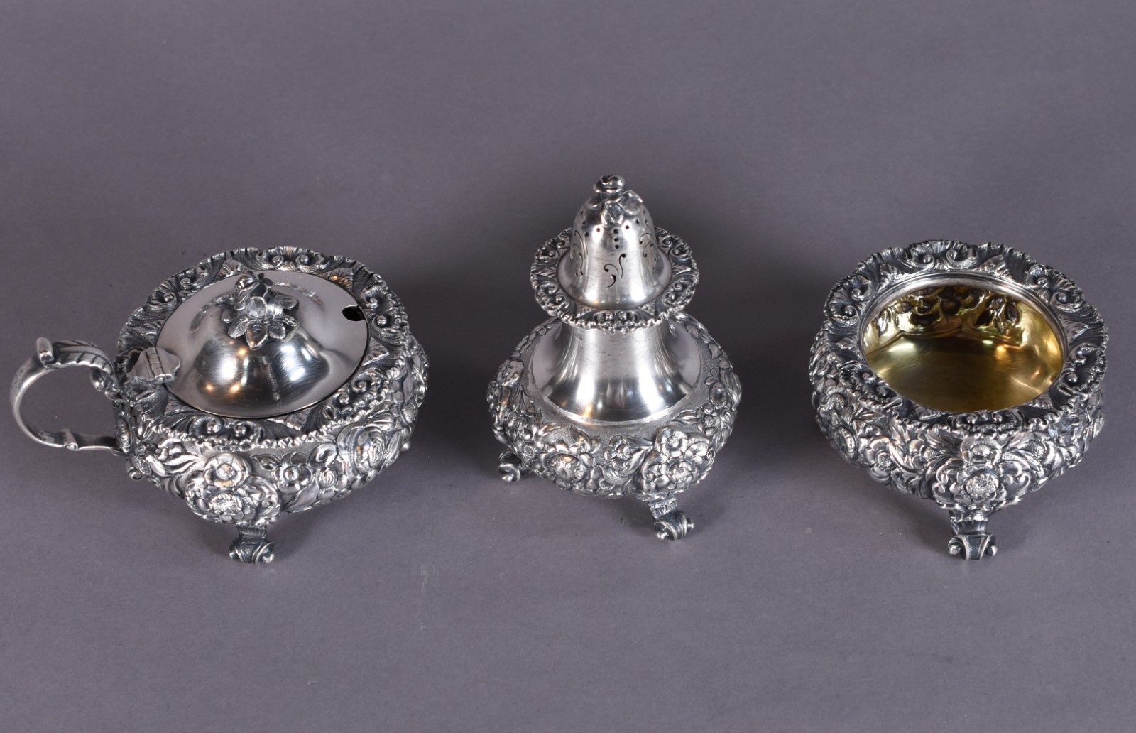 Conjunto com três peças de prata inglesa para condimentos, ricamente... - foto 2 de 6