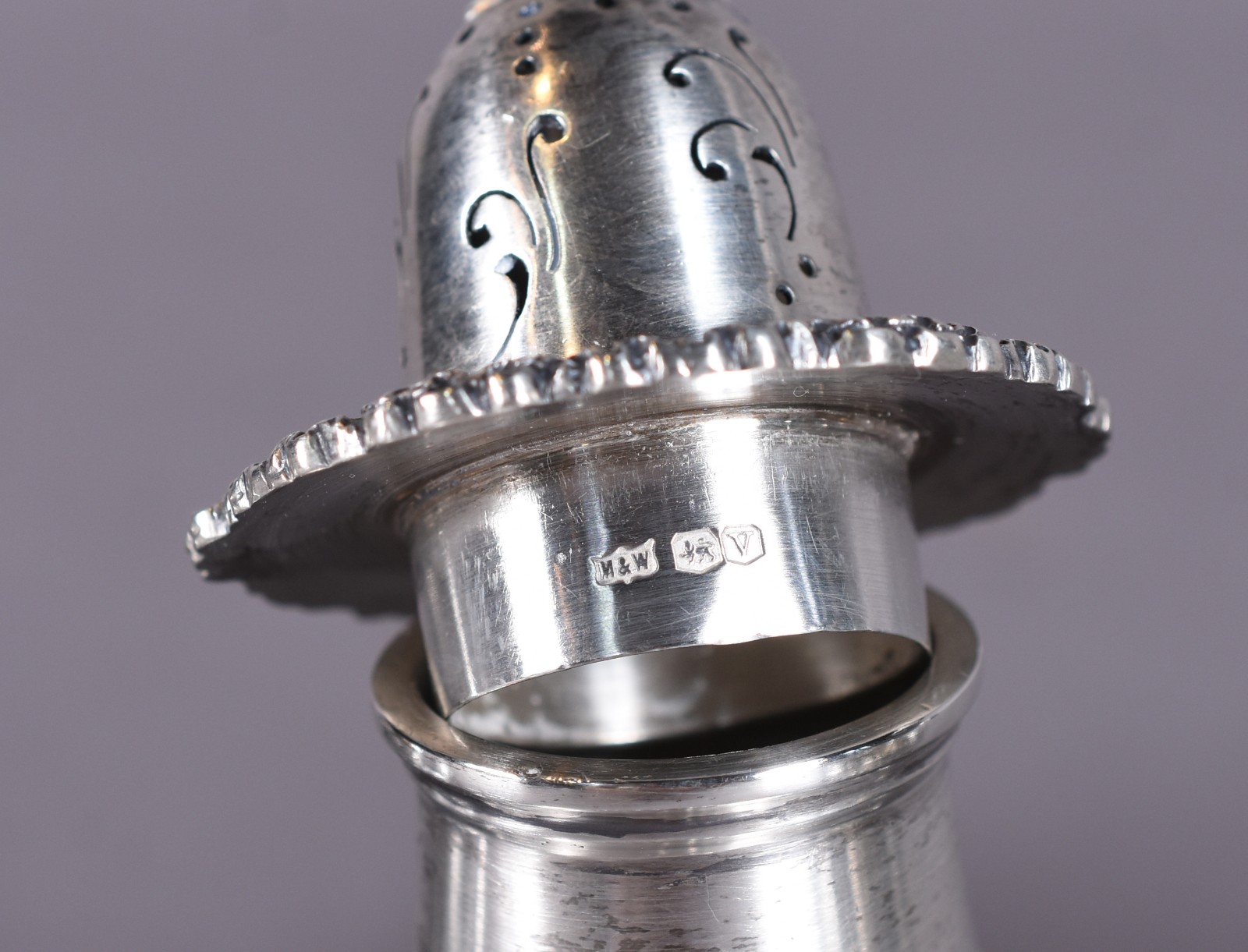 Conjunto com três peças de prata inglesa para condimentos, ricamente... - foto 4 de 6