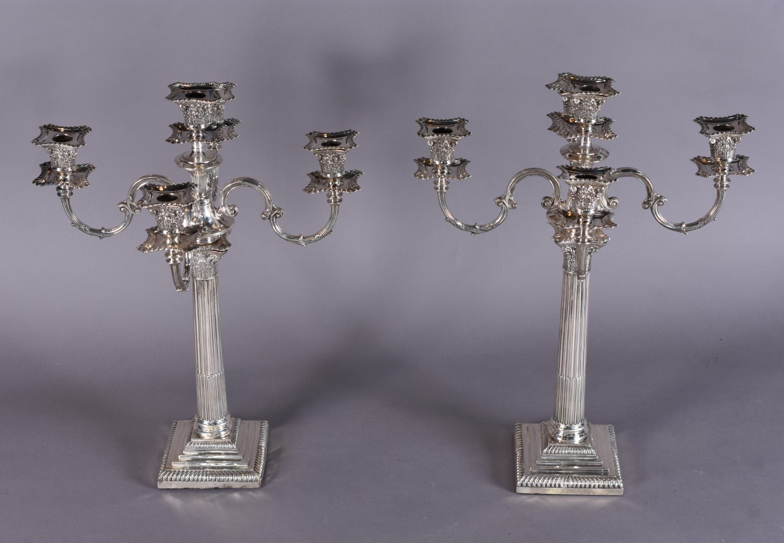 Par de candelabros de prata inglesa para cinco velas cada, contraste... - foto 2 de 10