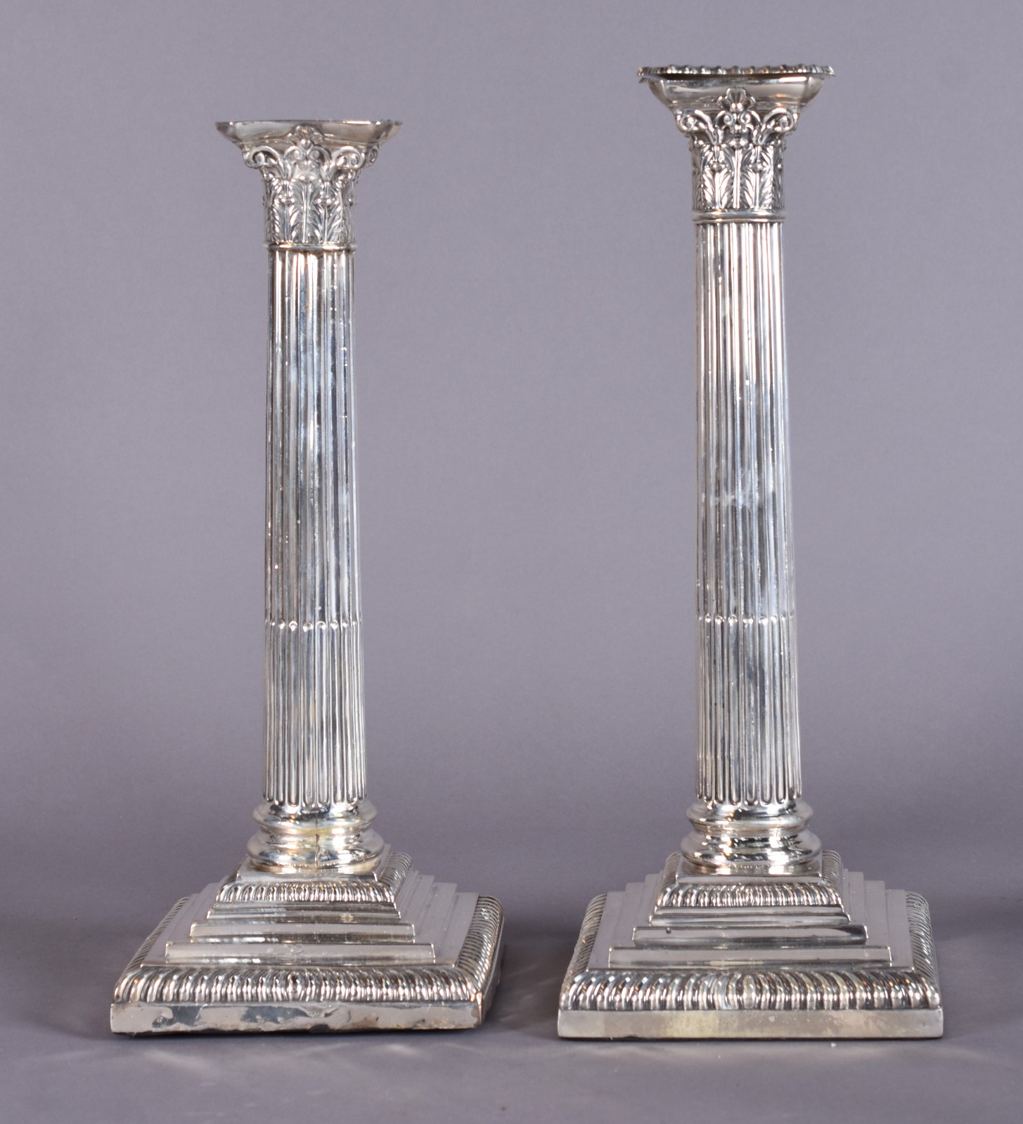 Par de candelabros de prata inglesa para cinco velas cada, contraste... - foto 3 de 10