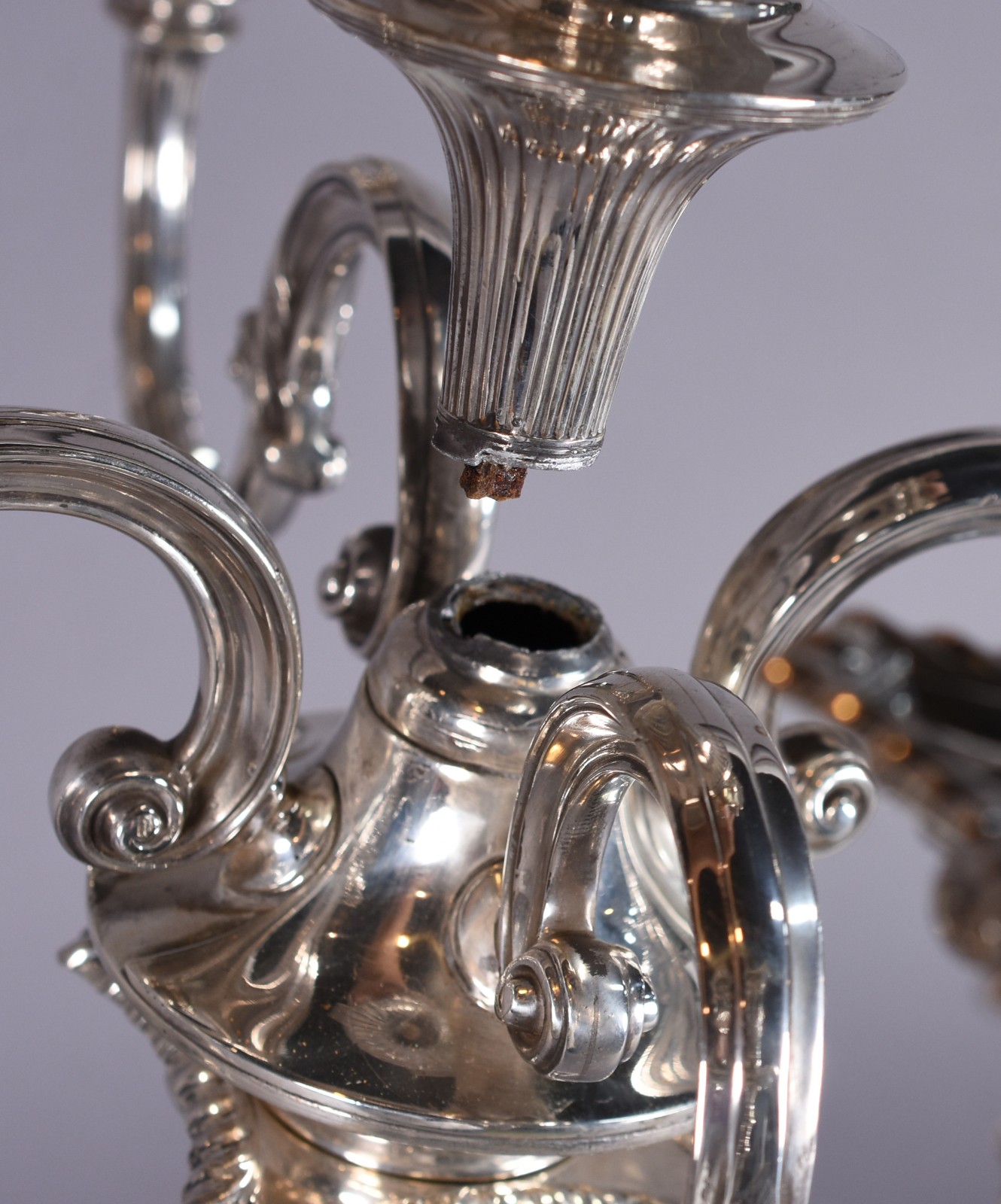 Par de candelabros de prata inglesa para cinco velas cada, contraste... - foto 5 de 10