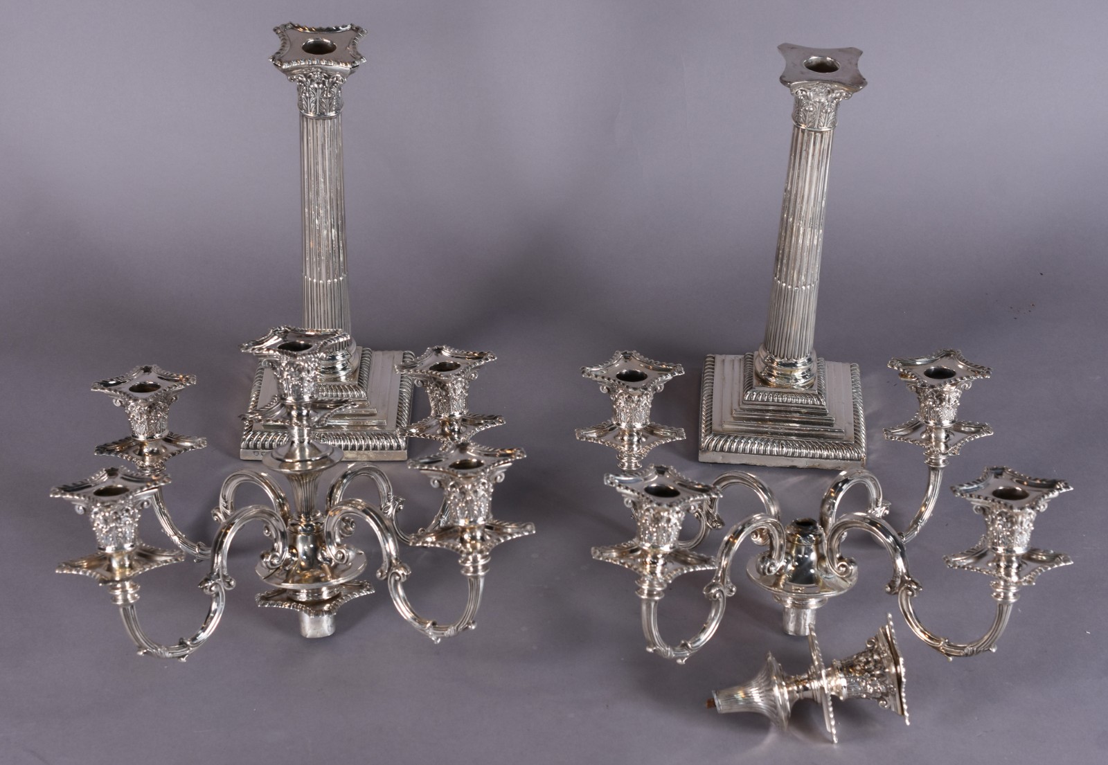 Par de candelabros de prata inglesa para cinco velas cada, contraste... - foto 6 de 10
