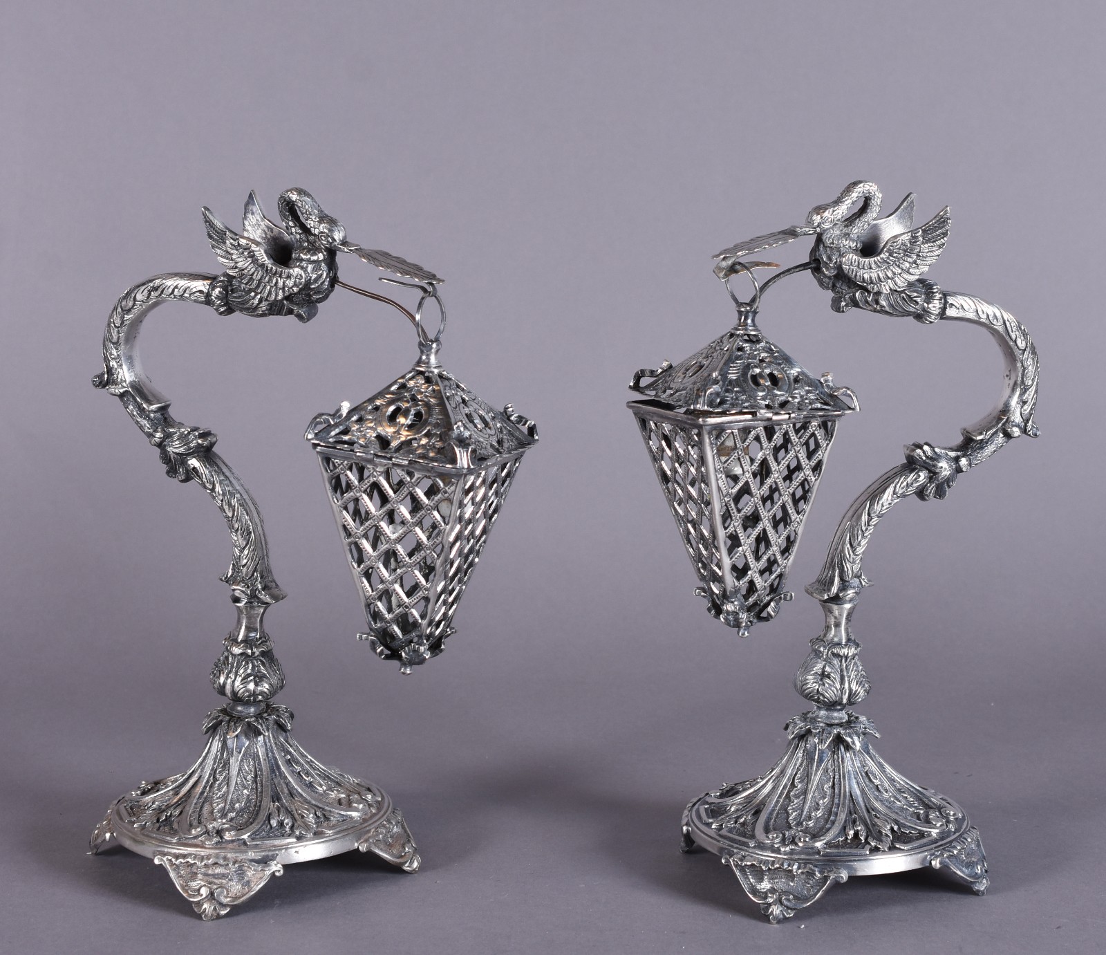 Par de abatjoures de prata de lei na forma de lampiões sendo... - foto 1 de 6