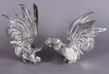 Par de galos de metal prateado, finamente traba... - Par de galos de metal prateado, finamente trabalhados, um deles faltando uma "garra" no pé.