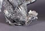 Par de galos de metal prateado, finamente traba... - Par de galos de metal prateado, finamente trabalhados, um deles faltando uma "garra" no pé.