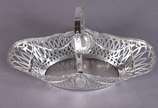 Elegante cesta de prata contrastada 800 mls., f... - Elegante cesta de prata contrastada 800 mls., feitio oval trabalhado com medalhões centrais ladeados por guirlandas e hastes vazadas, alça també...